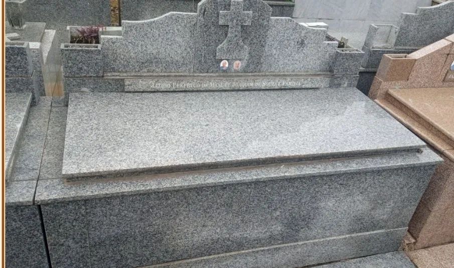 Túmulo de Granito Cinza