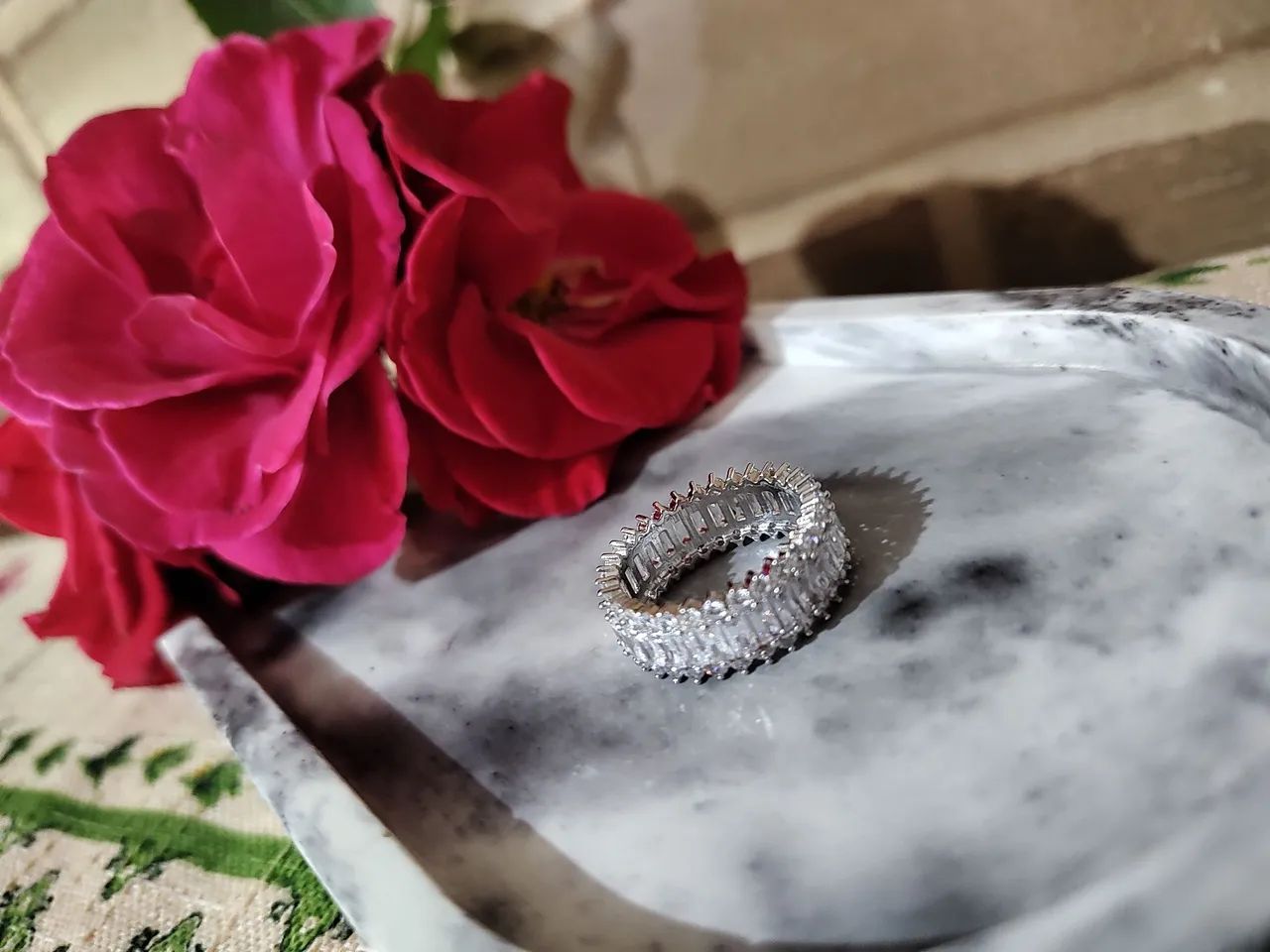 Anel largo repleto de zircônia folheado em ródio branco Tm 20  - Foto 2