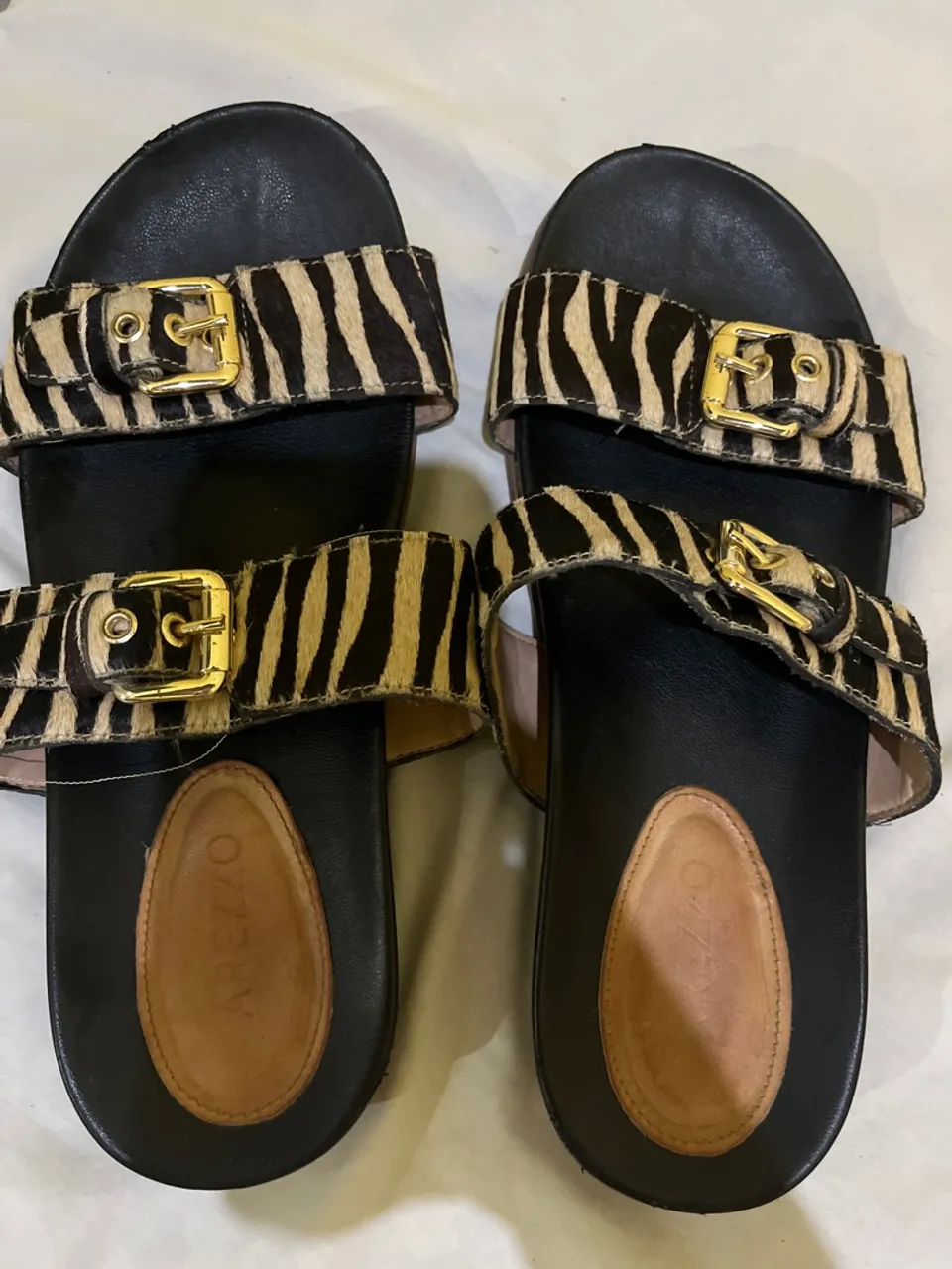 Sandália Arezzo Zebra com Fivela Dourada