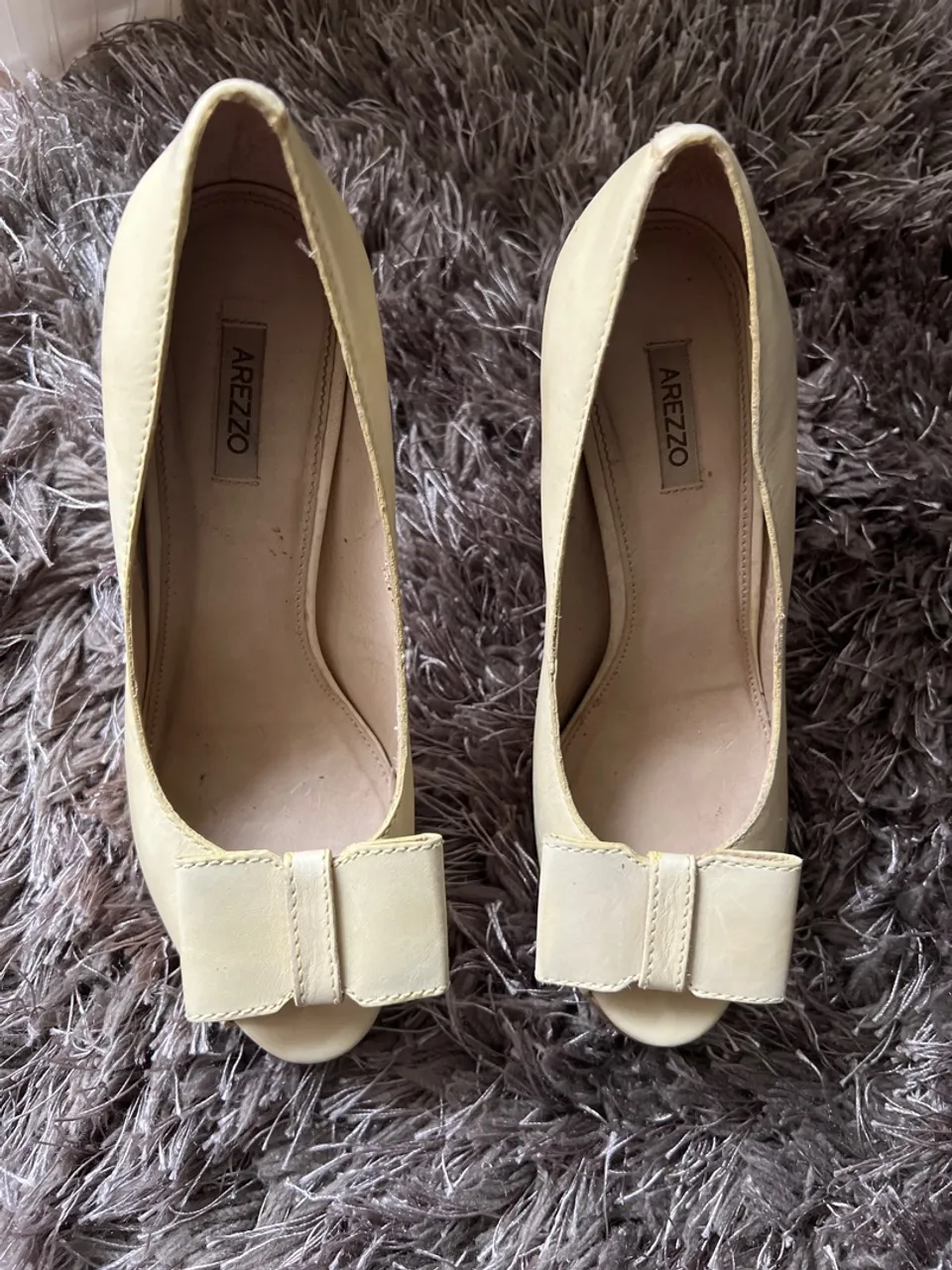 Sapatos Arezzo com detalhe de laço
