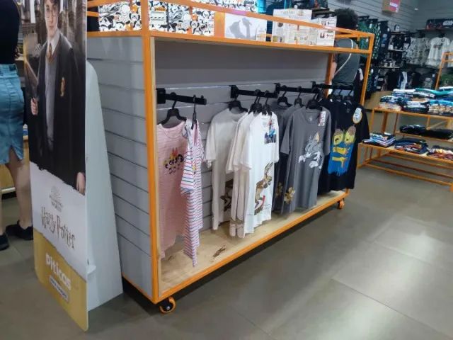 Vitrine expositora c/ rodas em Madeira / Aço Cinza 140 cm x 200 cm x 80 cm