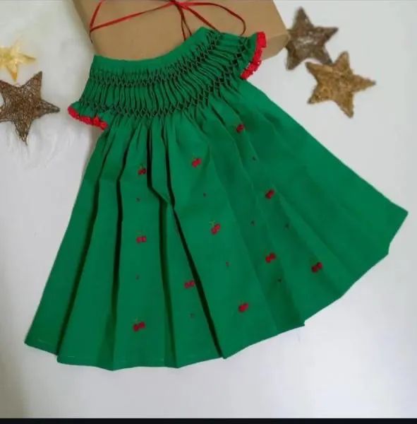 Vestido abelhinha verde com bordado cereja 