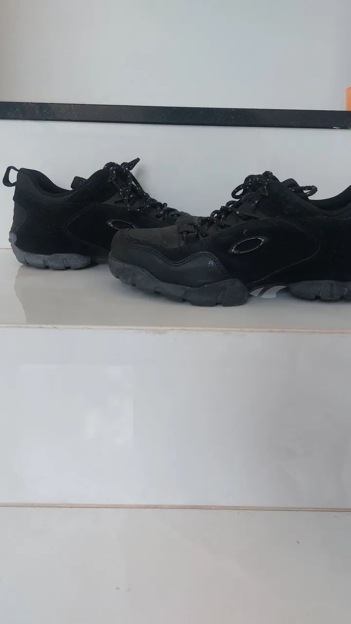 Tenis Moduc Oakley + Boné Quiksilver (Brinde)