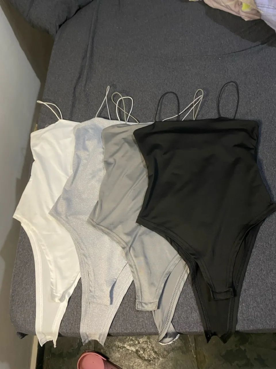 Body Feminino 4 peças - Preto, 2 tons de Cinza e Branco - Foto 2