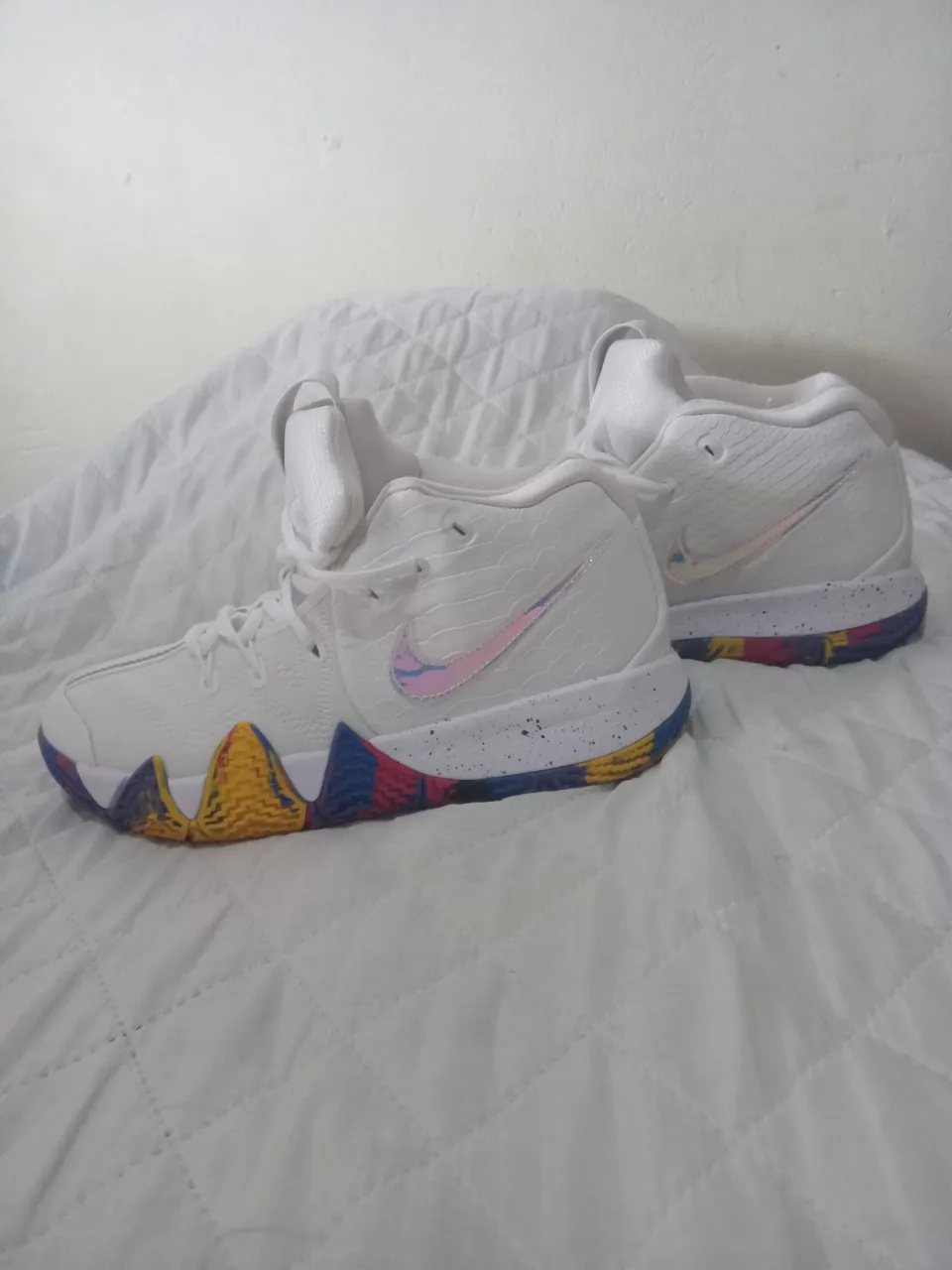 Nike - Branco com detalhes coloridos