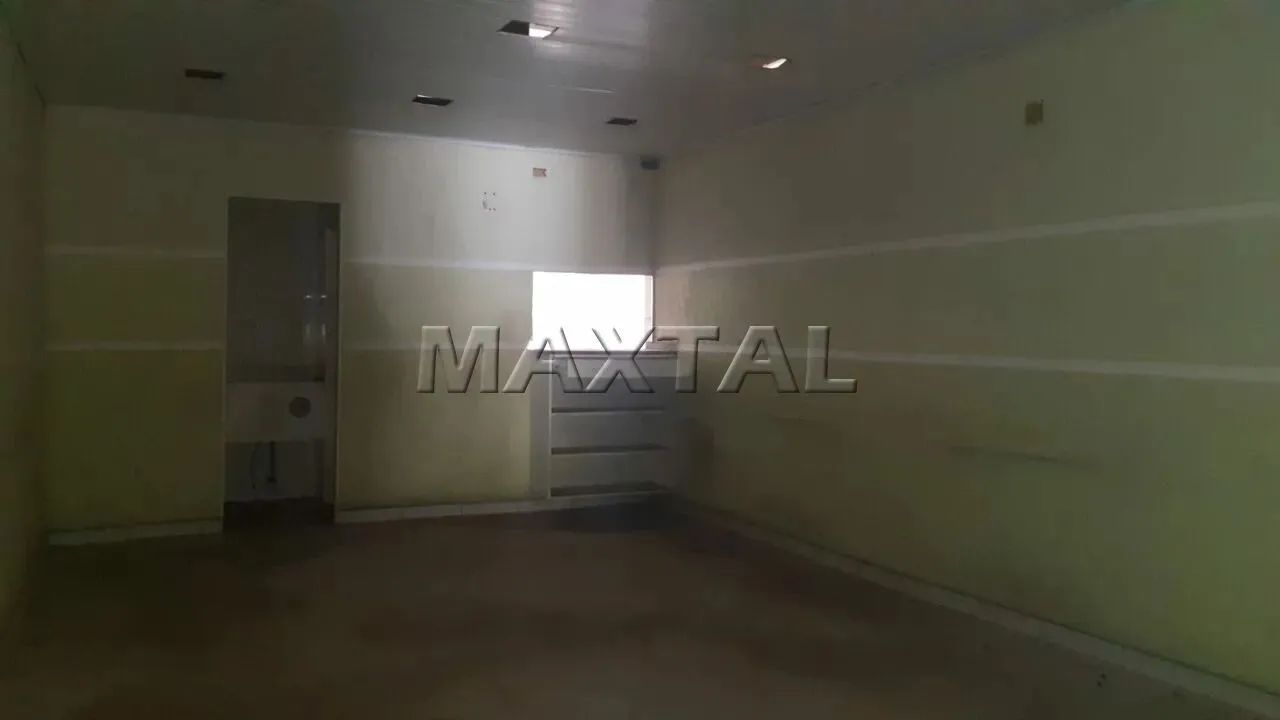 Loja de esquina para locação, com 15 metros de fachada, porta de aço e 2 vagas. - Foto 5