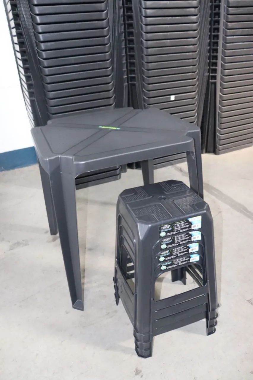 jogo de mesa plástica e 4 banquetas preto - Foto 3