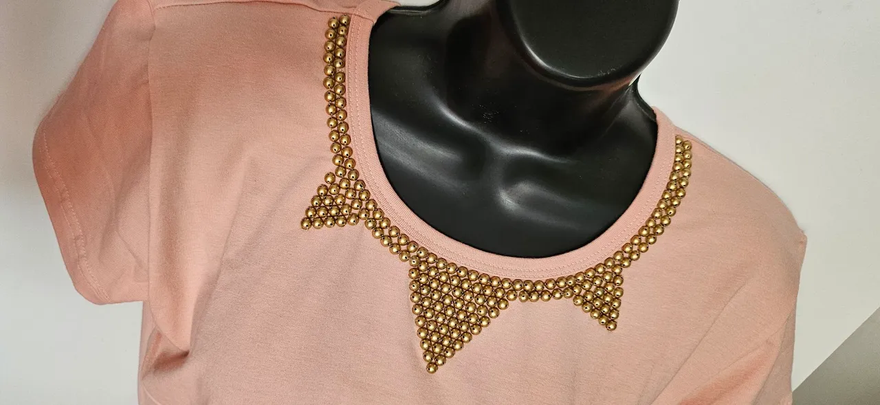 Blusa babylook com customizada com pedrarias.