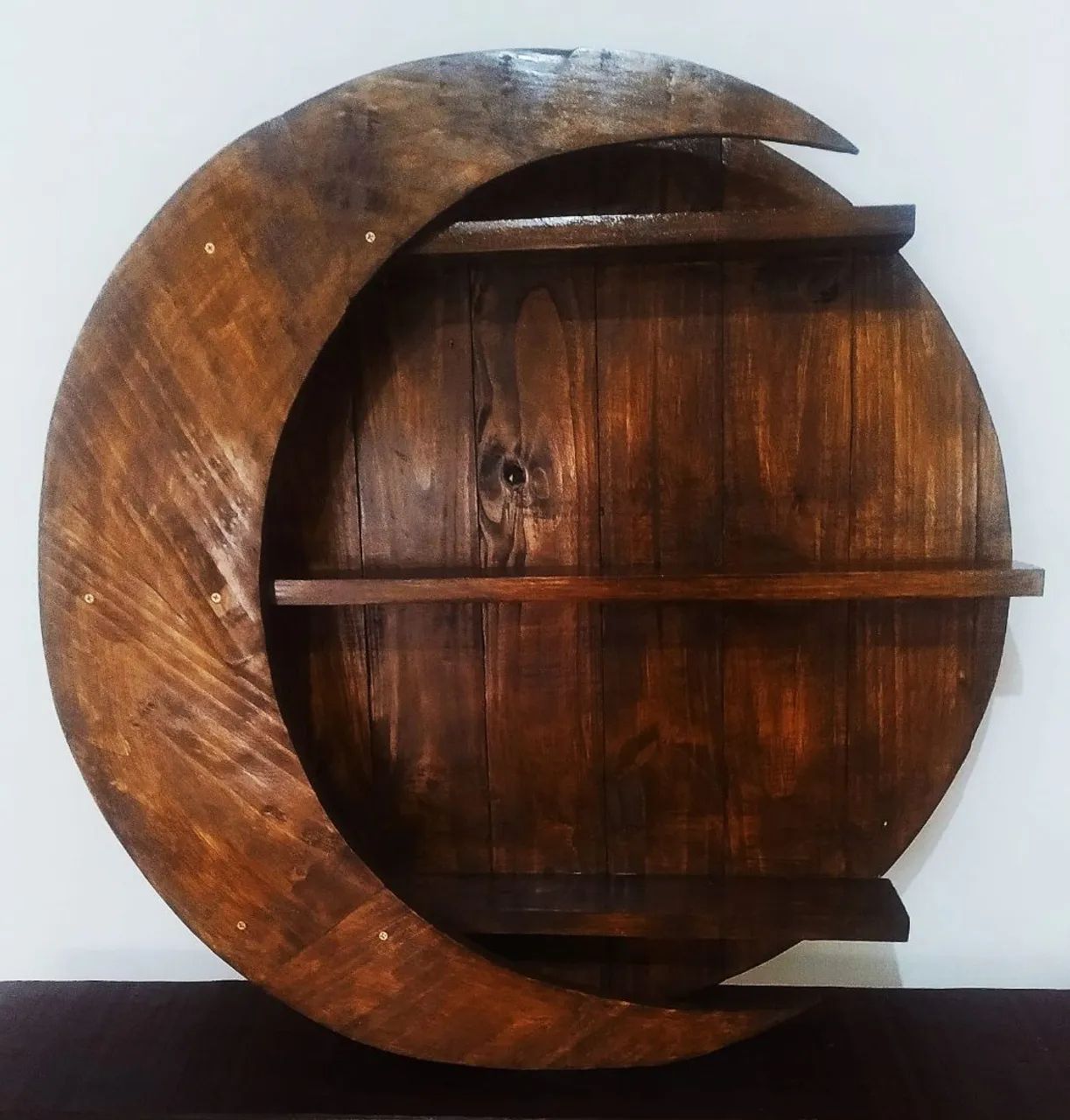 Prateleira rústica decorativa com formato lua