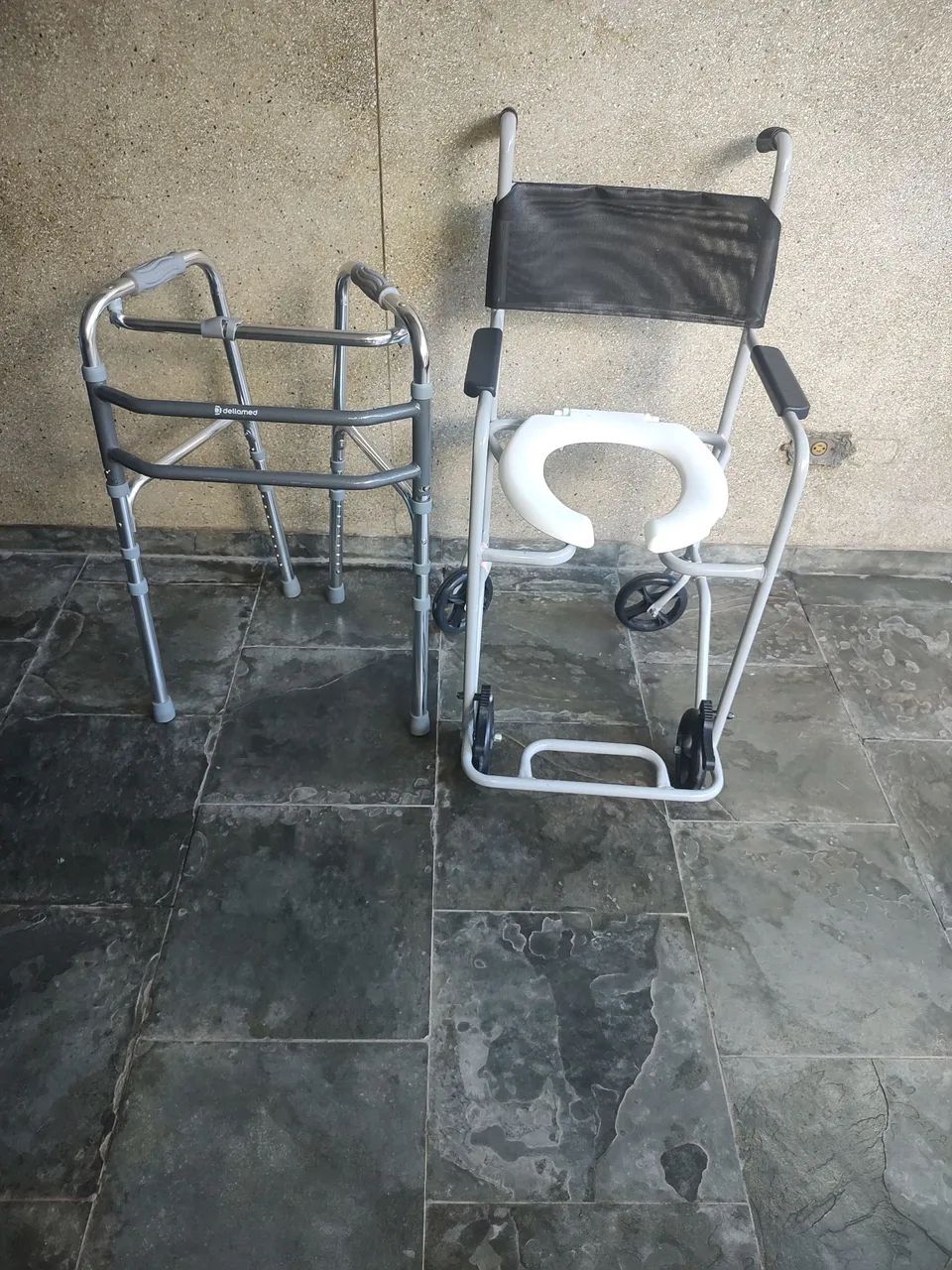 Cadeira de banho e higiene, mais andador delamed  3 em 1, um  travesseiro anti refluxo  - Foto 5