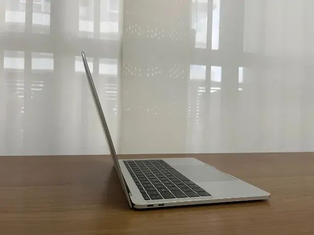 Macbook Pro 13.3インチ　A1708 MacBook Pro (13 polegadas, 2017, duas portas Thunderbolt 3