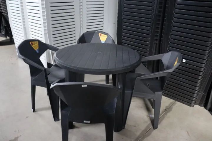 KIT MESA DESMONTÁVEL E 4 POLTRONAS DIAMOND - Foto 3