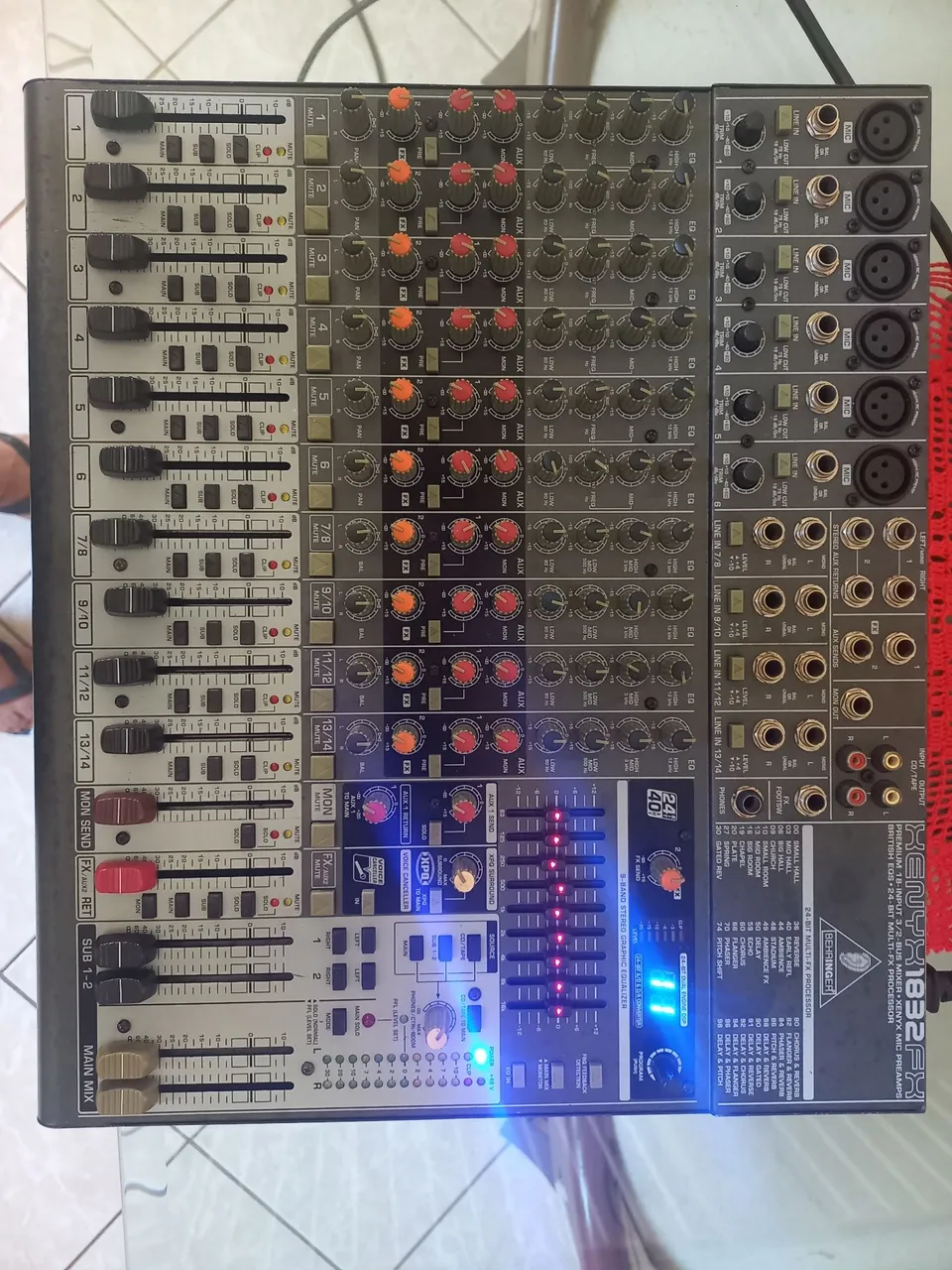 Mesa de Som Behringer Xenyx 1832Fx
