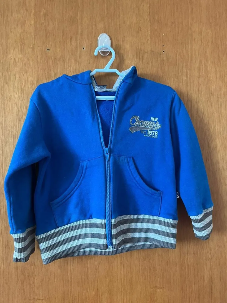 Casaco de moletom azul infantil com capuz