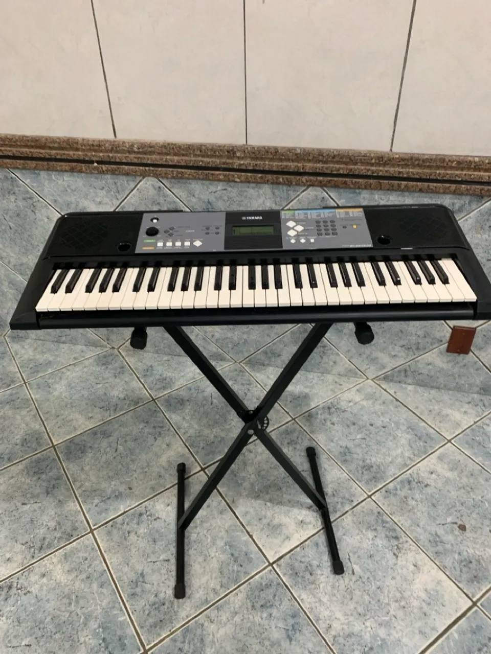 Teclado Yamaha PSR E233