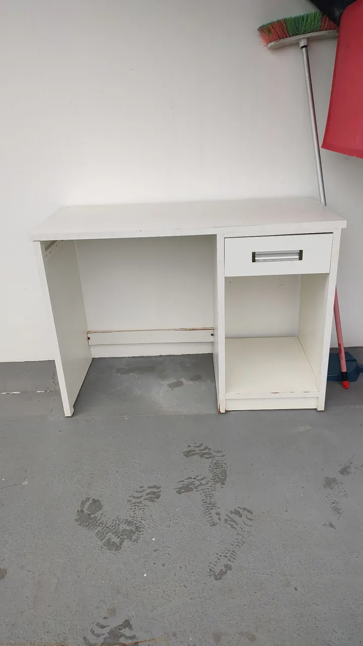 Mesa branca com gaveta
