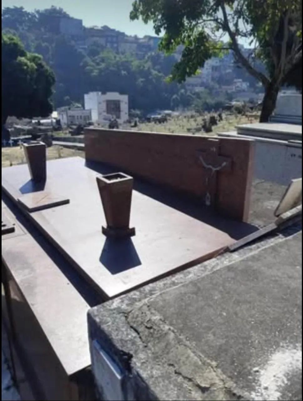 Jazigo Perpétuo no Cemitério do Cacuia, Rio de Janeiro com revestimento em granito
