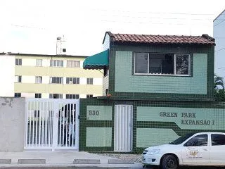 Alugo apartamento de 3 quatos e 3 banheiros.