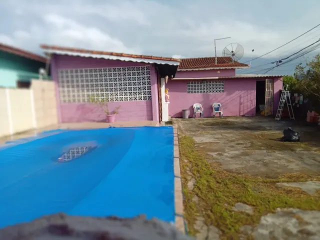 Casa com Piscina - 2 dorms, 10 vagas - Mongaguá/SP - Próxima da praia!