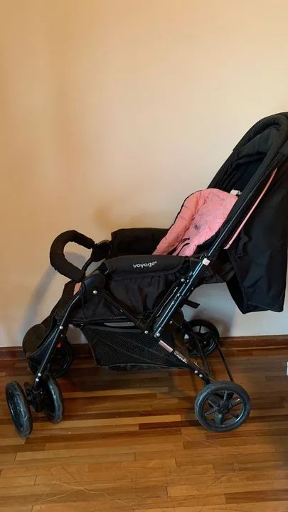 Carrinho de Bebê Reversível Voyage Rosa e Preto - Foto 2