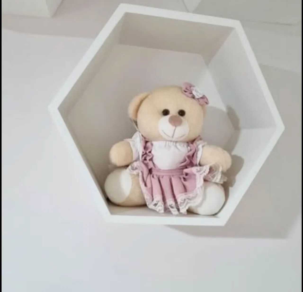 Vende-se Nicho Colmeia hexagonal com fundo  Acompanha 3 peças com ursinha camponesa  - Foto 2