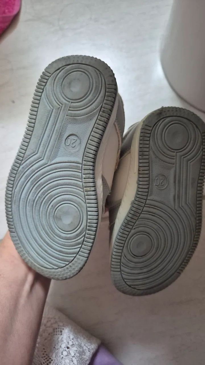 Tênis infantil cinza e branco - Foto 3