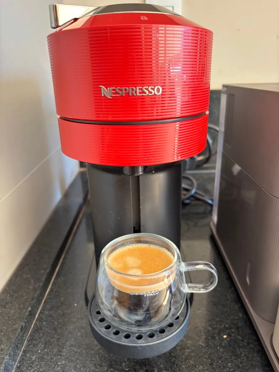 Máquina de Café Nespresso Vertuo Vermelha