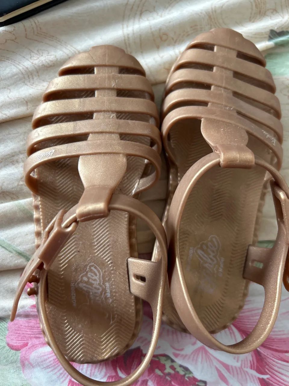 SANDÁLIA DOURADA BARBIE - Foto 2