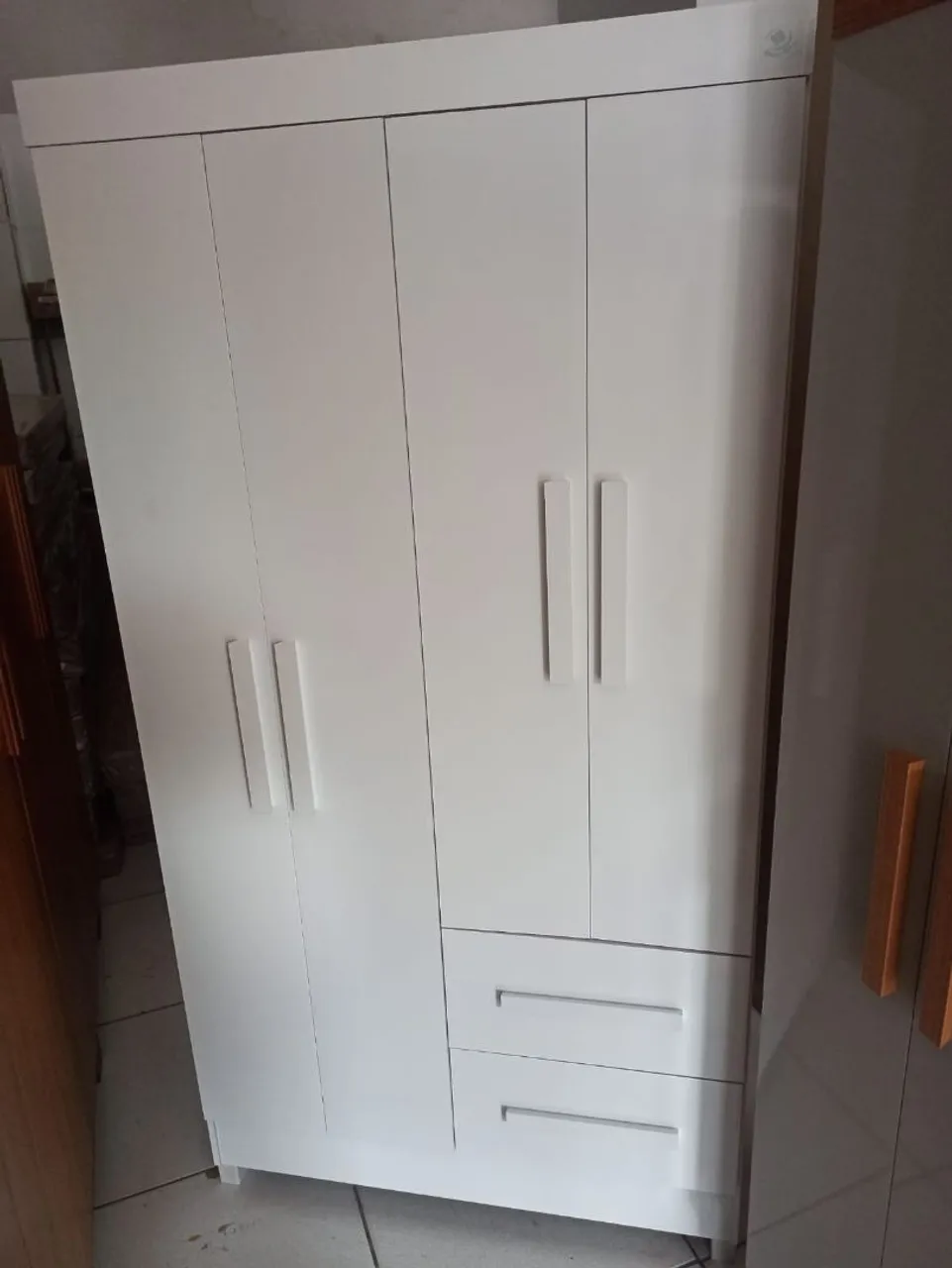 Guarda-Roupa Branco 4 Portas e 2 Gavetas