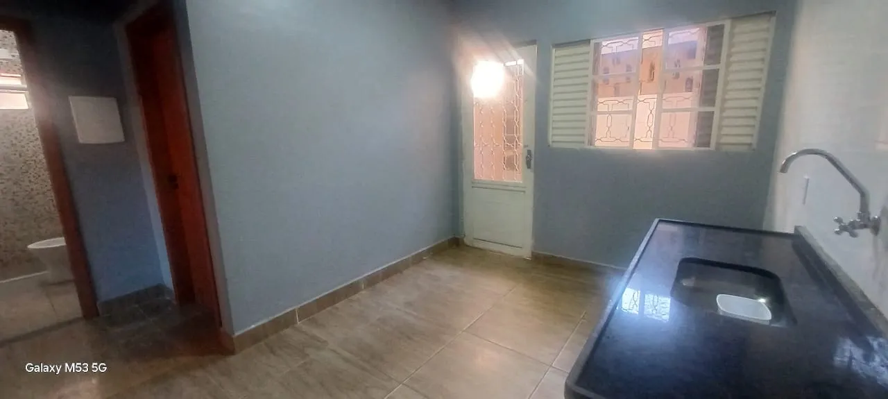 Alugo casa