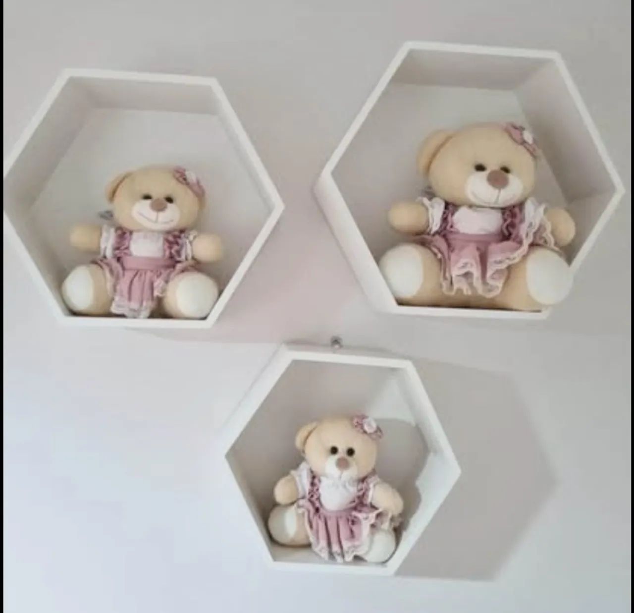 Vende-se Nicho Colmeia hexagonal com fundo  Acompanha 3 peças com ursinha camponesa  - Foto 3