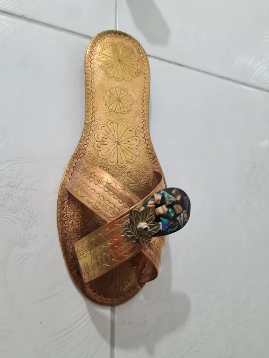 Chinelo Decorativo de Metal Dourado