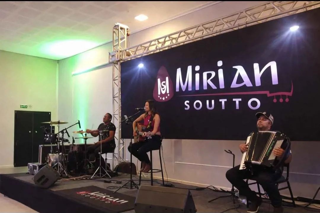 Cantor ( a) Mirian Soutto