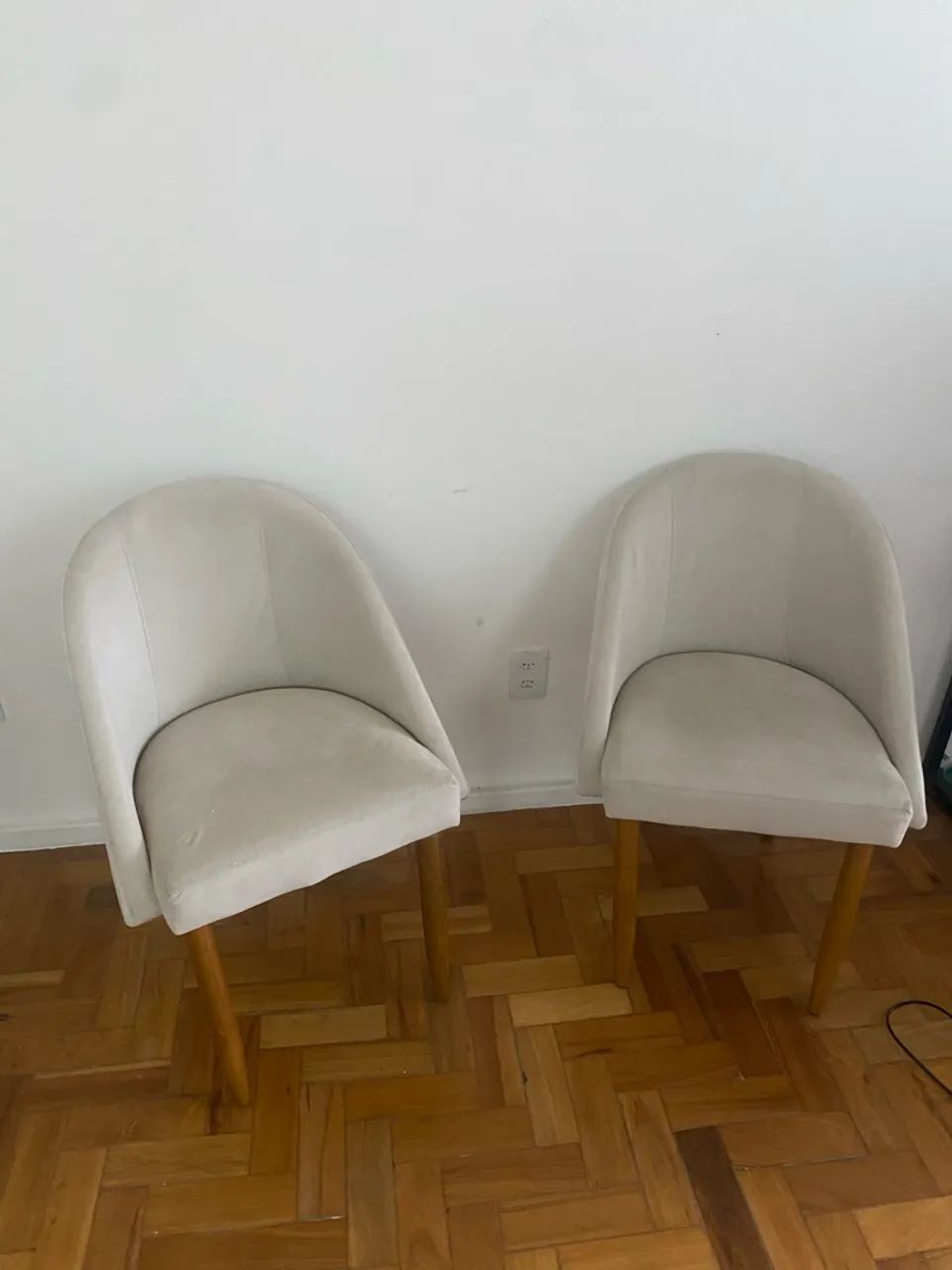 VENDO DUAS CADEIRAS ACOLCHOADAS 