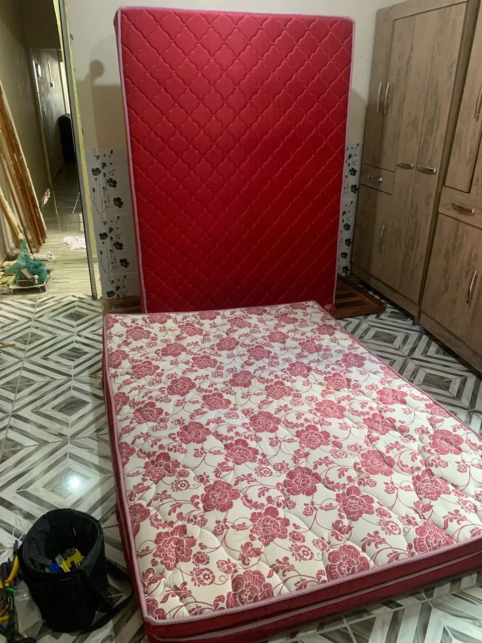     Cama de Casal com Colchão em Ótimo Estado
