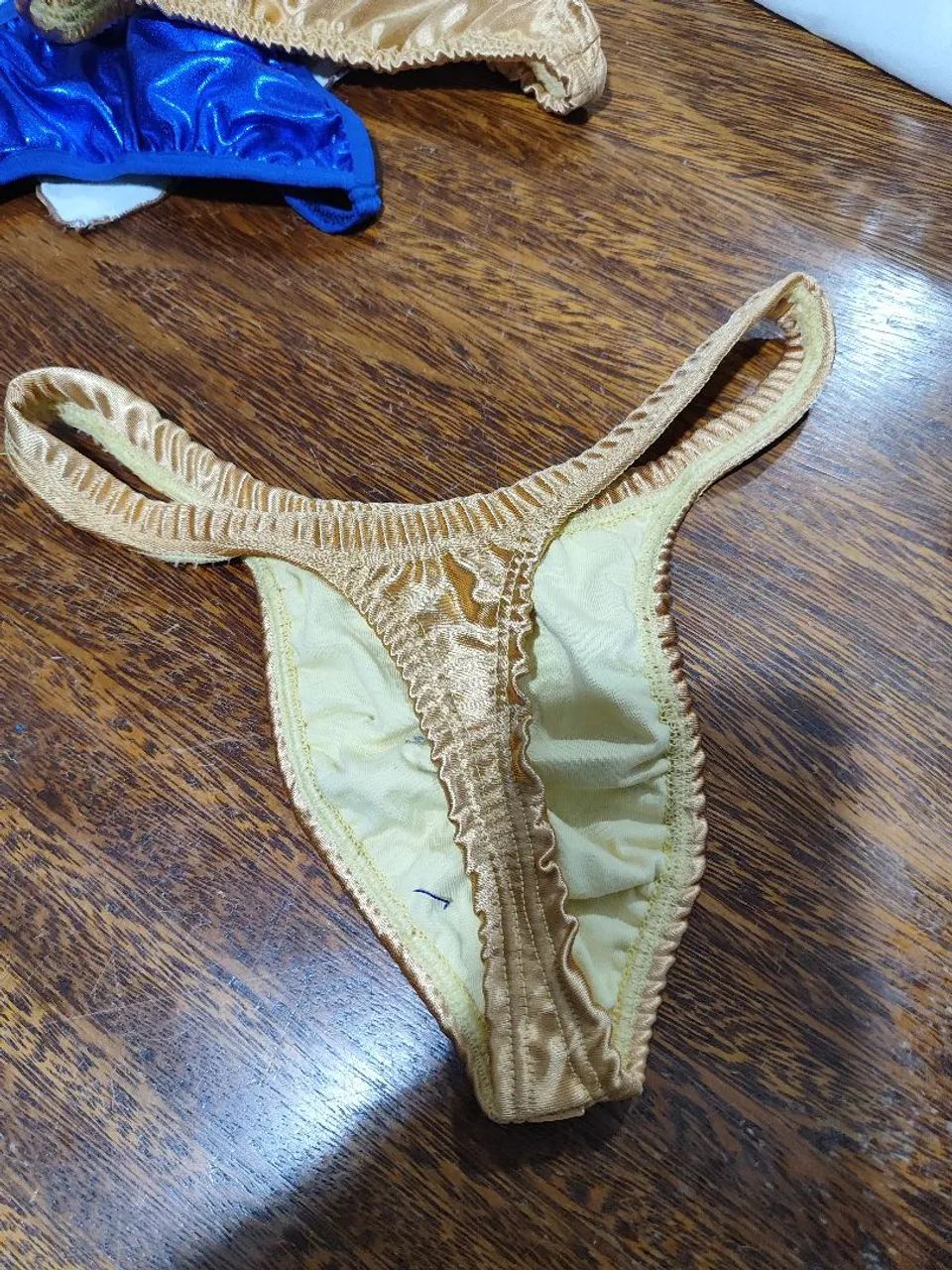 Cueca fio dental dourada  - Foto 2