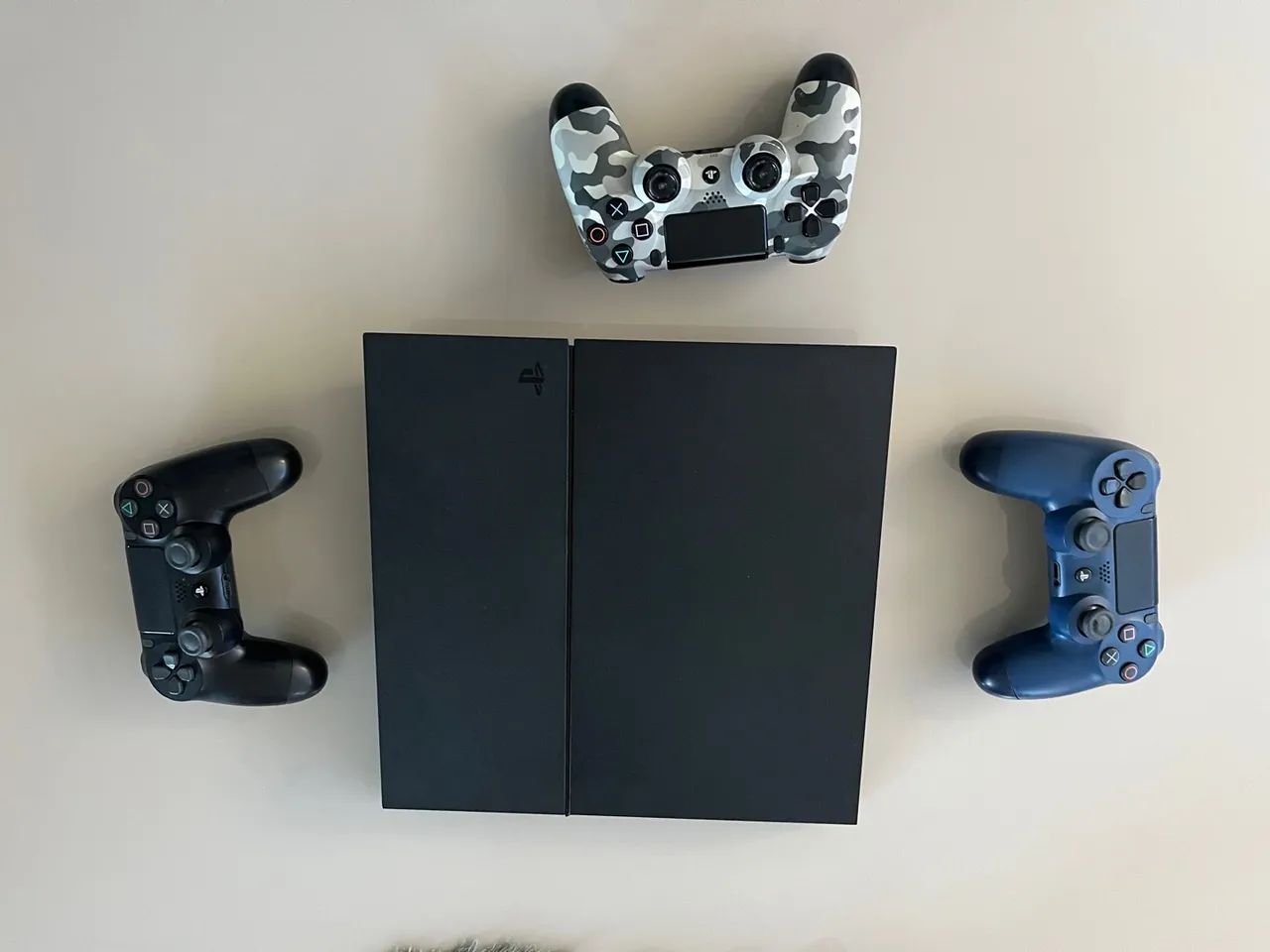 Ps4 com 3 controles e jogos  - Foto 2