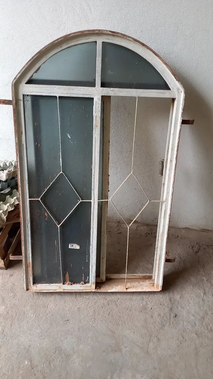 Vendo janela de ferro ideal para correndo ou escadas 075 largura X 115 altura 
