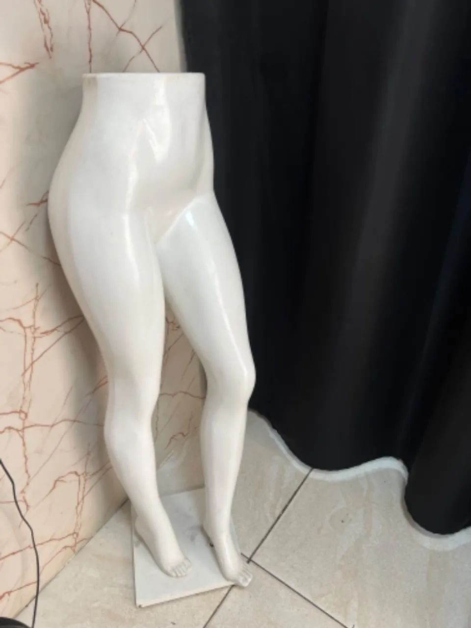 MANEQUIM (expositor) de calça, saia ou short USADO - Foto 2