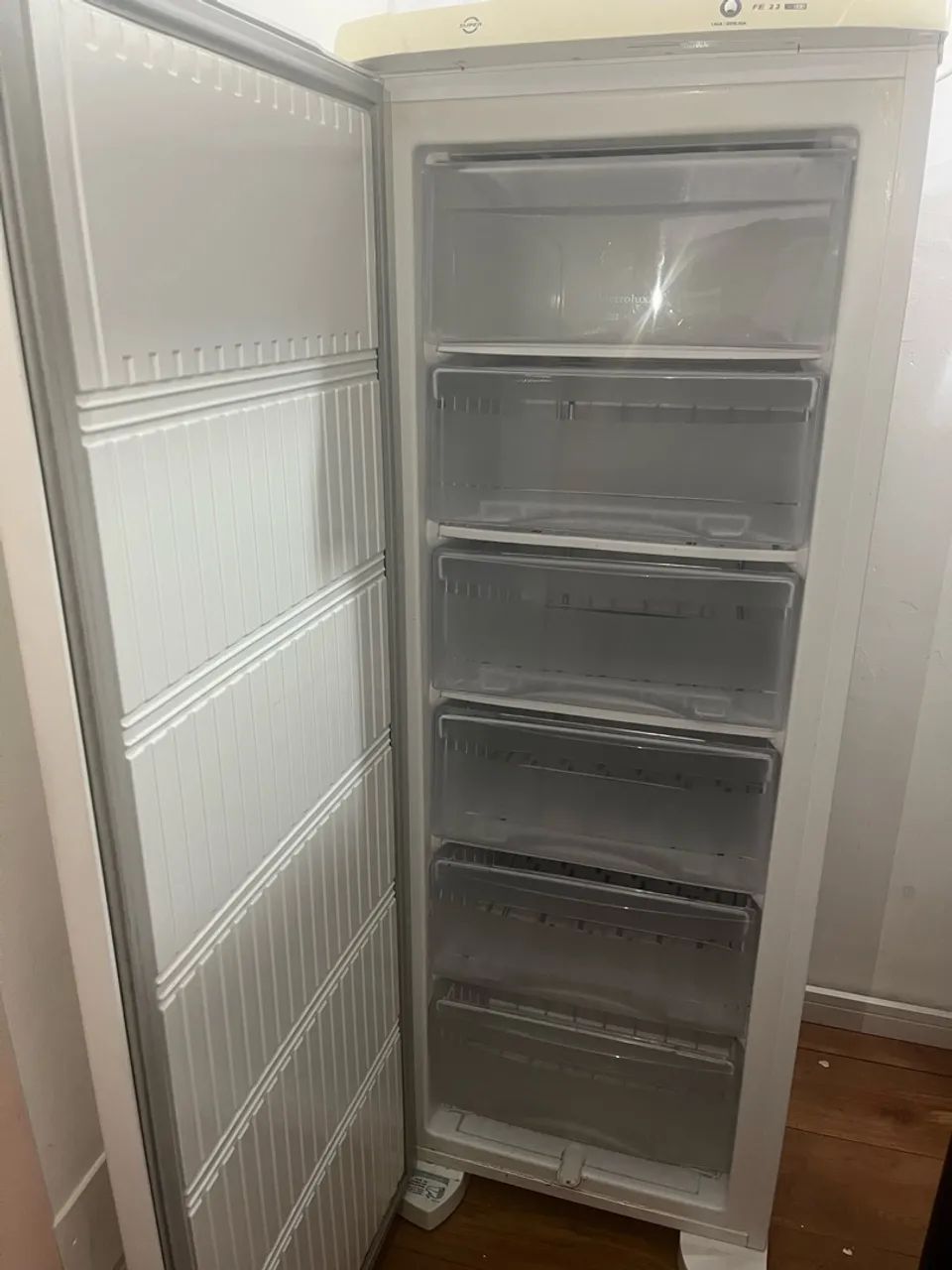 Freezer Vertical Electrolux FE22 - 215L - Foto 5