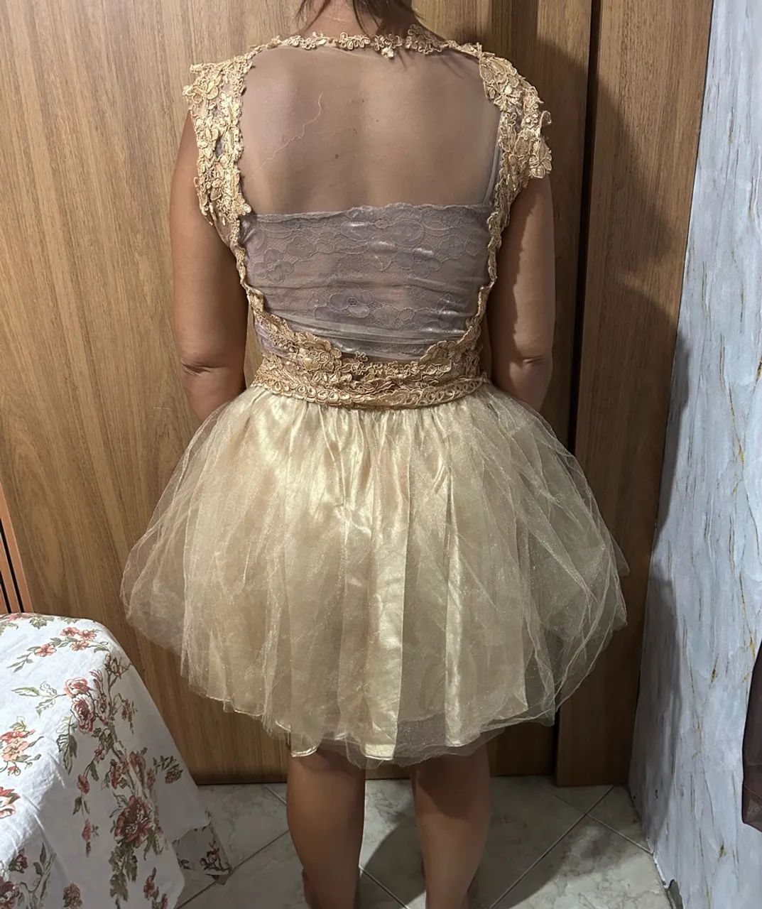 Vestido Dourado - Tuli com Renda Bordada e Cetim  - Foto 2