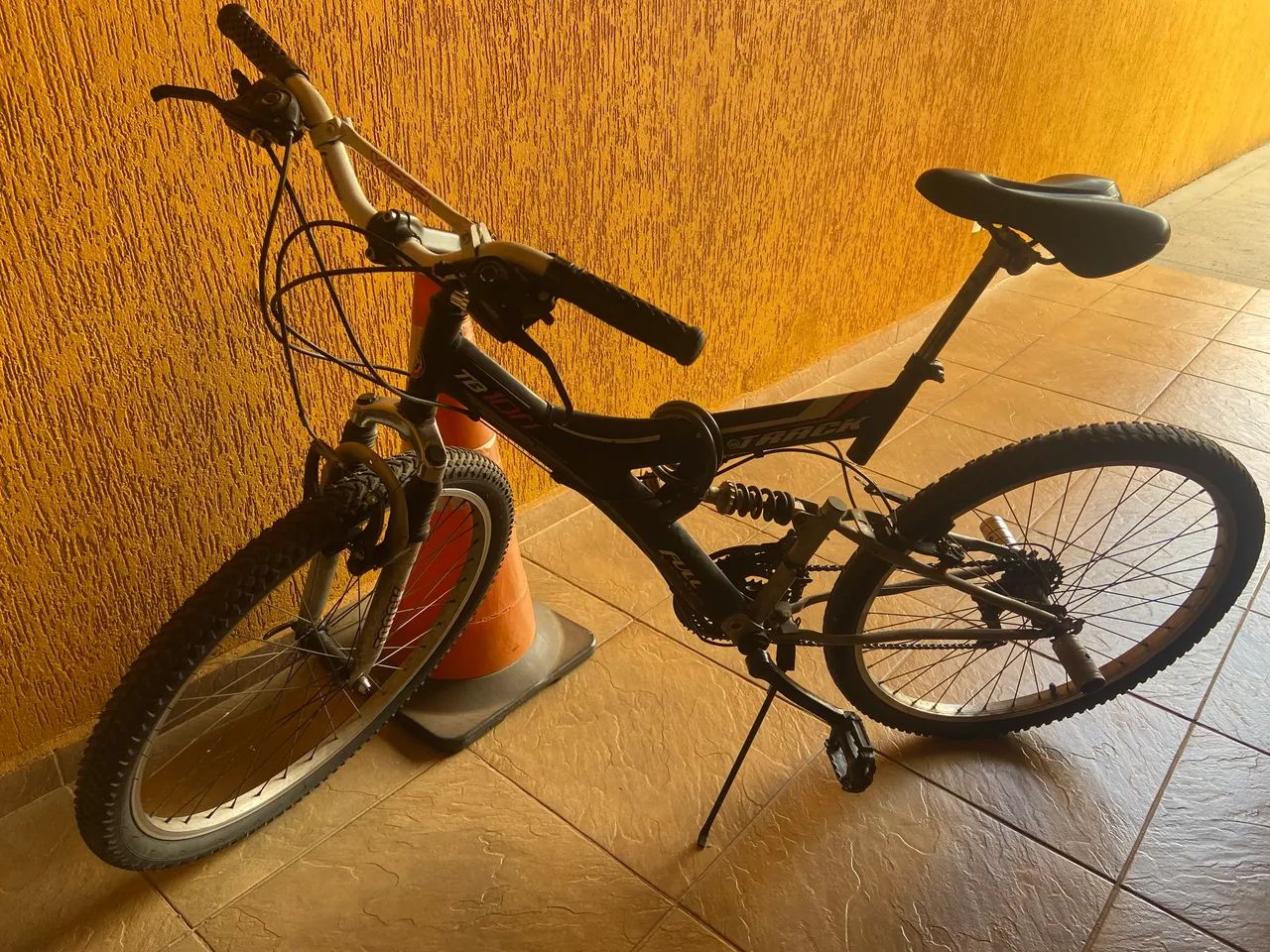 Bicicleta preta track  - Foto 2