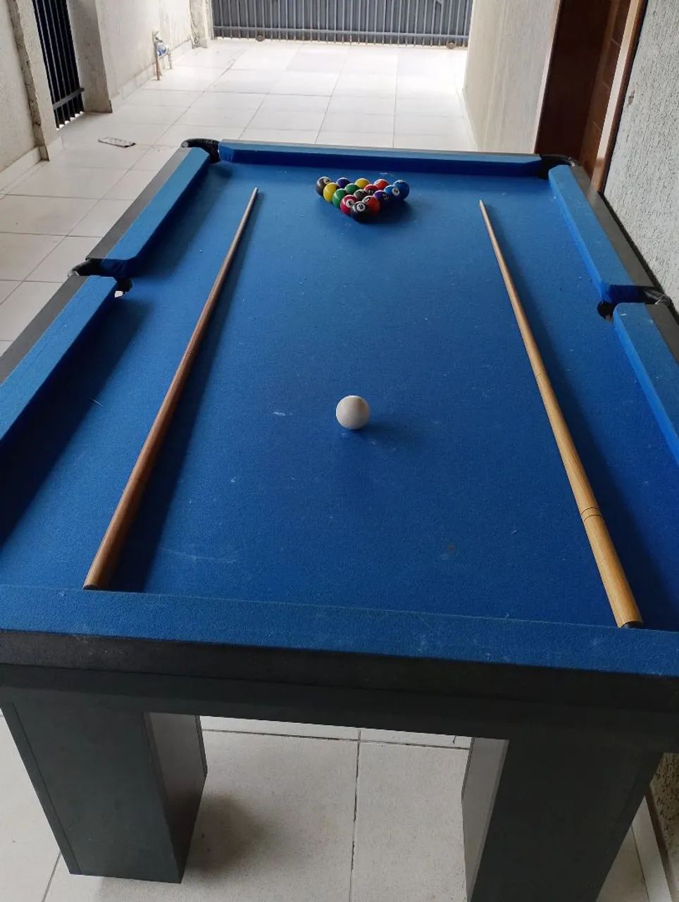 Mesa de sinuca, kit bolas oficiais, 2 tacos 