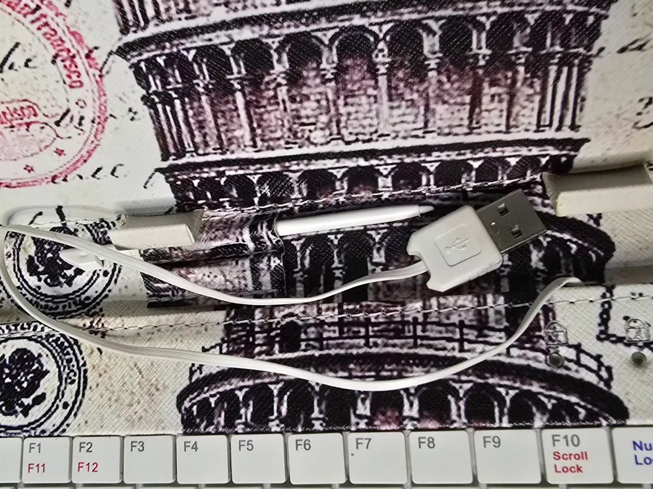 Capa Universal com Teclado para Tablet - Foto 4