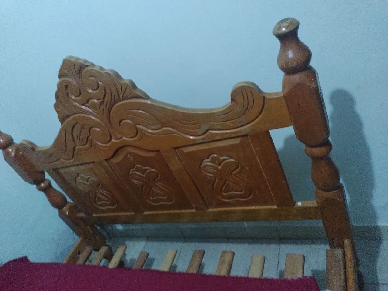 Cama de casal entalhada em madeira 
