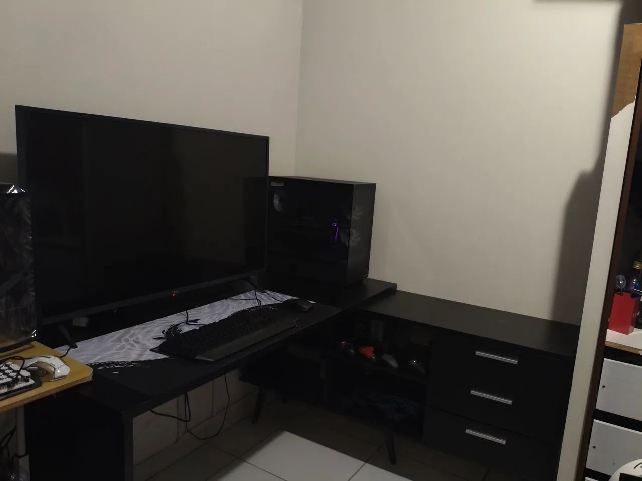 Mesa de escritório em L com gavetas - excelente estado - Foto 2