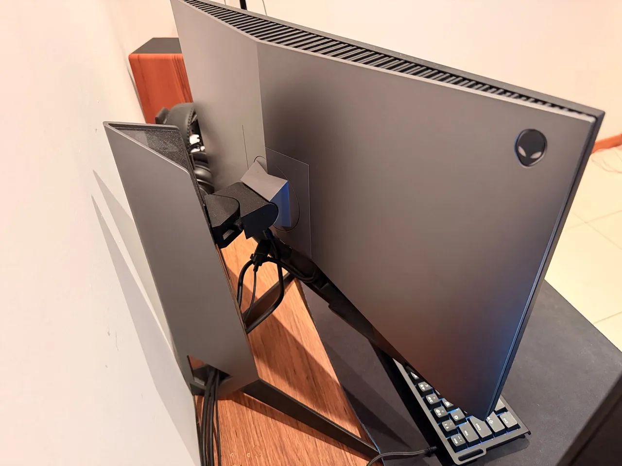 Monitor Alienware 240Hz Gamer IPS G-Sync  - Foto 4