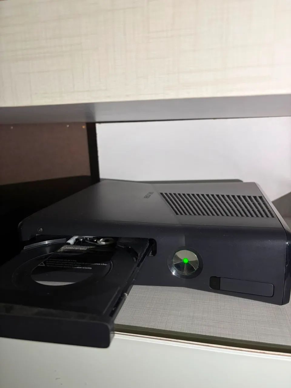 Xbox 360 Slim Console (Modelo 1439) + Cabos do Console + Kinect com cabo