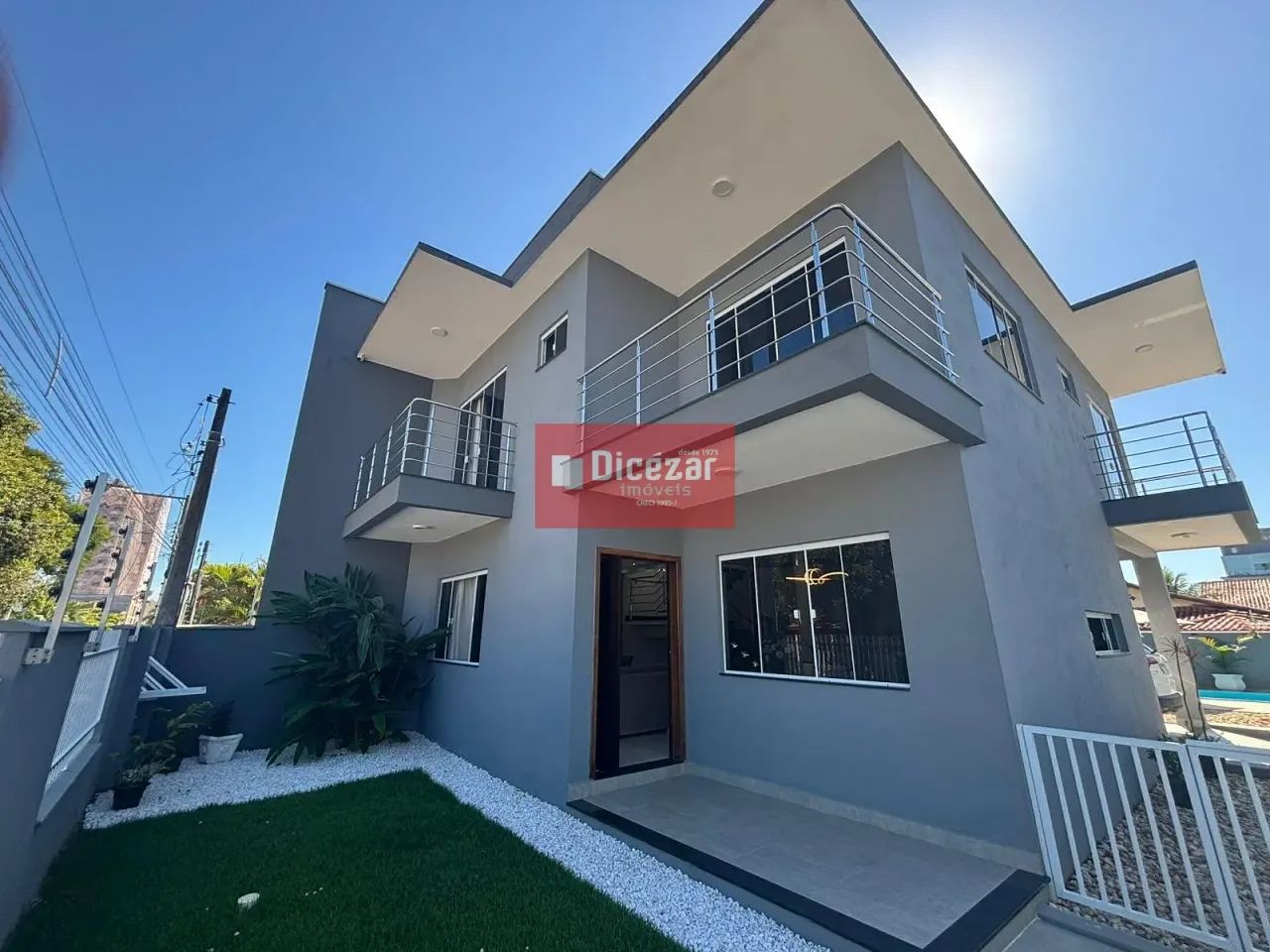 Casa à venda alto padrão, com piscina, mobilada e equipada, com 3 suítes mais um dormitóri