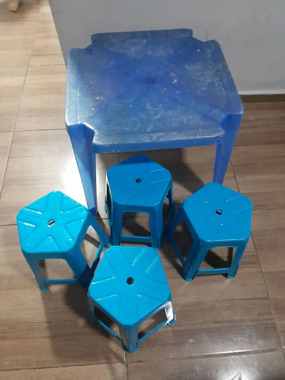 Mesa infantil com banquinhos 